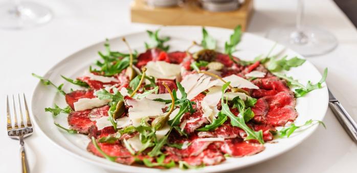Carpaccio z hovězího masa je neuvěřitelná lahůdka.