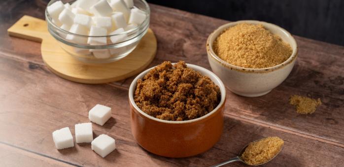 Rozdíl mezi bílým a třtinovým cukrem existuje, ale není to nic závratného.