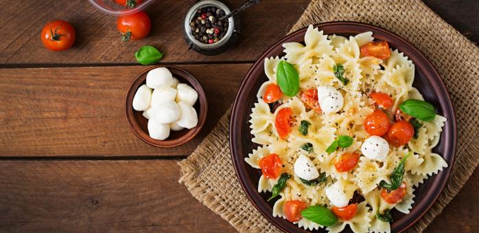 Těstovinový salát je velmi vděčná dobrota.