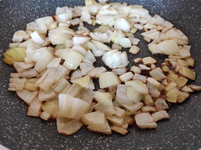 S cibulí začni. Pak se přidají další ingredience.
