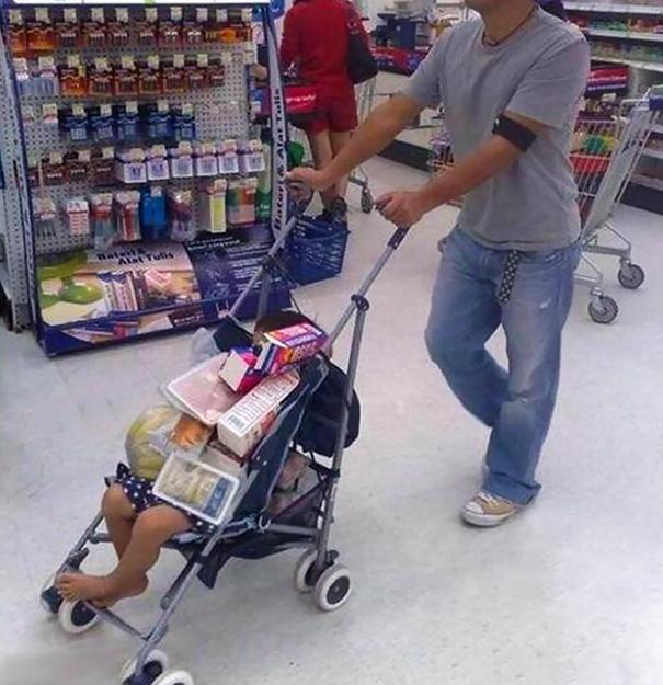 Zavalit dítě nákupem je úplně v pohodě.