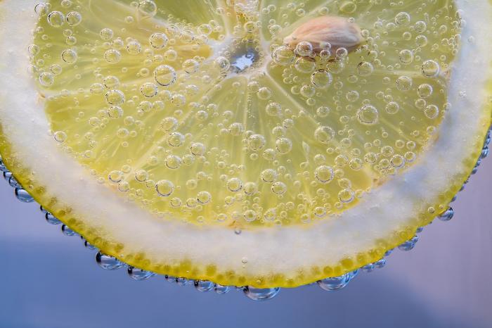 Pití vody s citrónem není vhodné pro ty, které trpí pálení žáhy.
