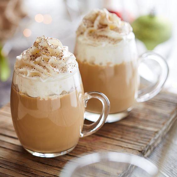 Eggnog latté se v zahraničí pojí hlavně s Vánocemi. Eggnog latté se v zahraničí pojí hlavně s Vánocemi.