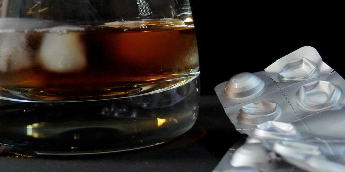 Kombinování léků a alkoholu je hotovou cestou do pekel.