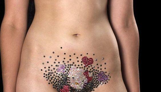 Vajazzling je v USA už velmi rozšířený. Vajazzling je v USA už velmi rozšířený.