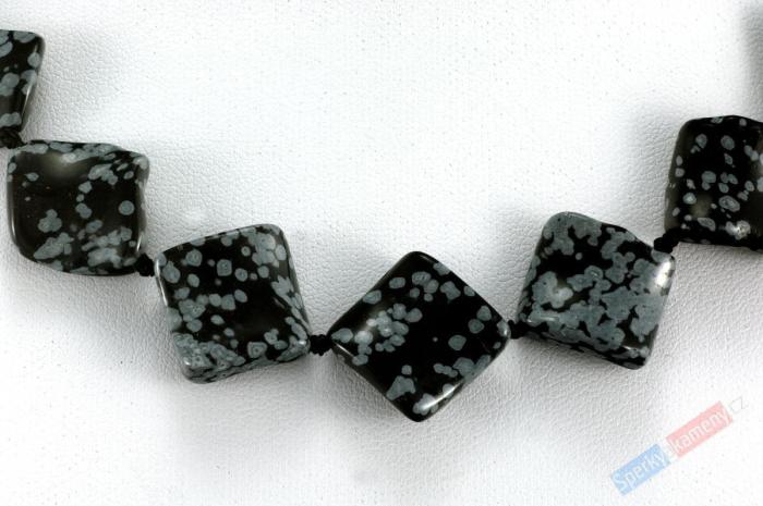Obsidián má neobvyklé účinky. Mimo jiné chrání před temnými silami.