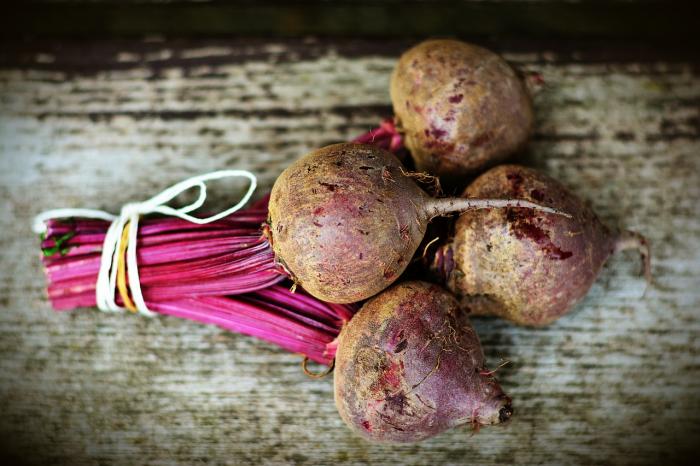 Červená řepa v sobě má spoustu vitamínů a minerálů.