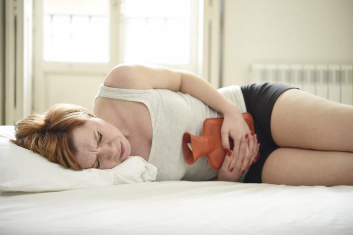 Nahřívat břicho je jednou z možností, jak si od menstruačních bolestí ulevit.
