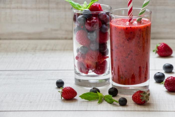 Smíchej ve smoothie jahody s banánem a budeš se olizovat.