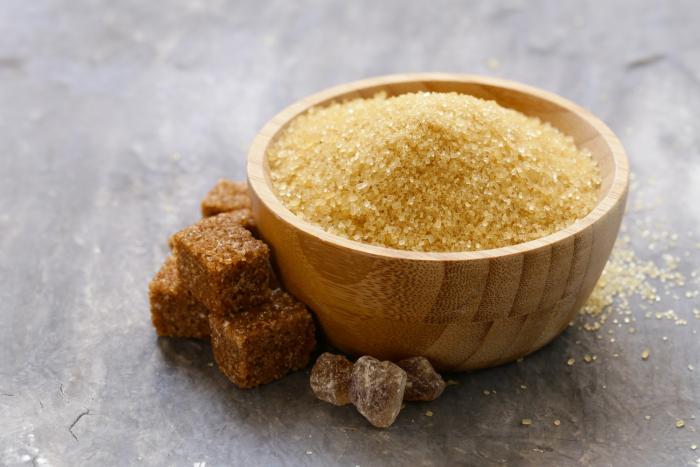 Třtinový cukr neprochází procesem rafinace a nepřichází tak o vitamíny a minerály.