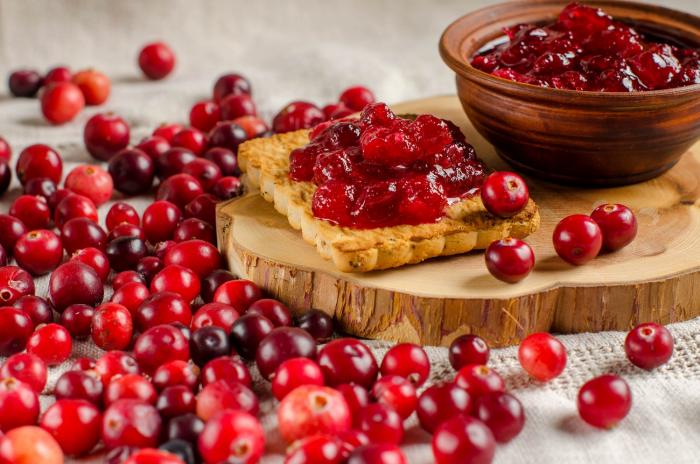 Brusinky obsahují fenolické kyseliny, díky nimž blahodárně působí na lidská ústa a chrání je před bakteriální infekcí.