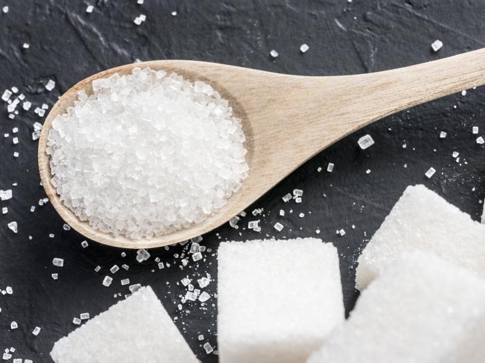 Bílý cukr už je dnes přežitý. Hojně ho nahrazuje třtinový cukr nebo sladidla.