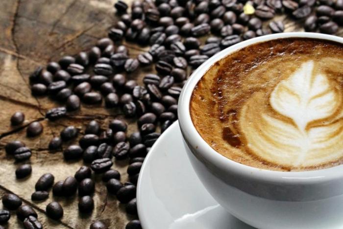 Kofein je nejrozšířenější droga na světě. Začni s ní až hodinu po probuzení!