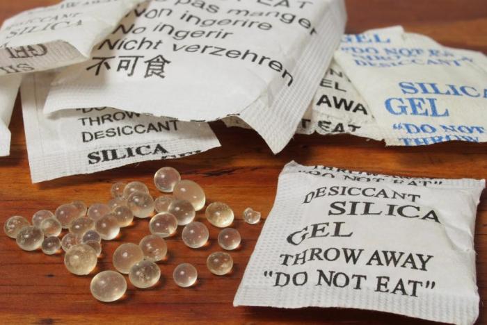 Silica gel zabrání třeba stříbrným šperkům černat.