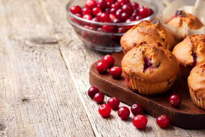 Přidej brusinky do buchet, koláčů nebo muffinů. Jsou v pečených dobrotách velmi dobré!
