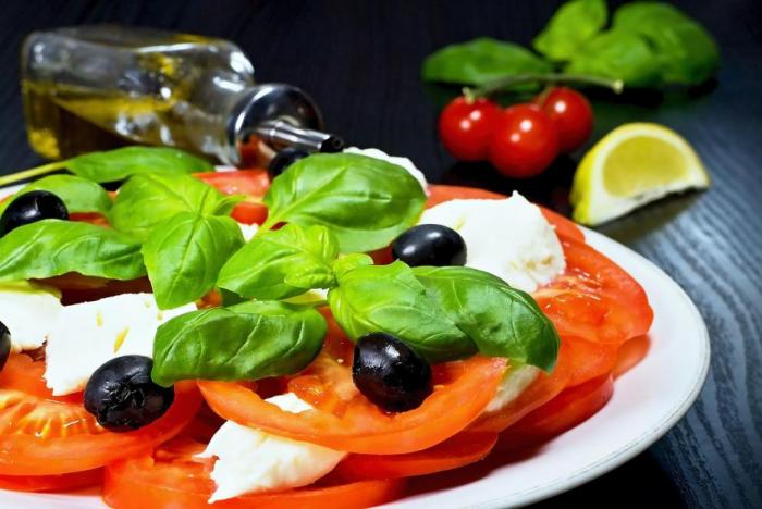 Mozzarella je asi jediný mléčný výrobek, u kterého se doporučuje brát radši light verzi. Mozzarella je asi jediný mléčný výrobek, u kterého se doporučuje brát radši light verzi.