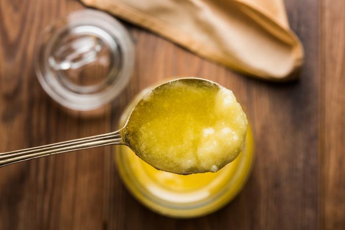 Z másla se při výrobě oddělí bílkovina a zbude jen čistý tuk.