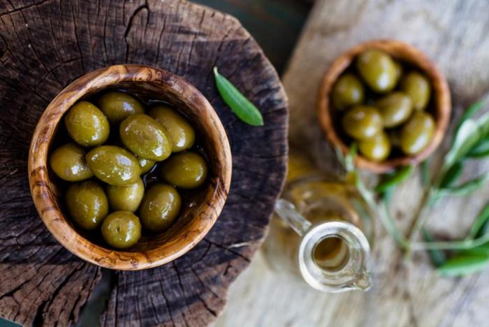Zelené olivy obsahují víc sodíku a méně olejů.