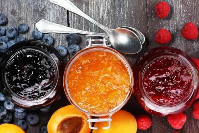Čerstvě rozmixované ovoce může být lepší alternativou kupované marmelády.