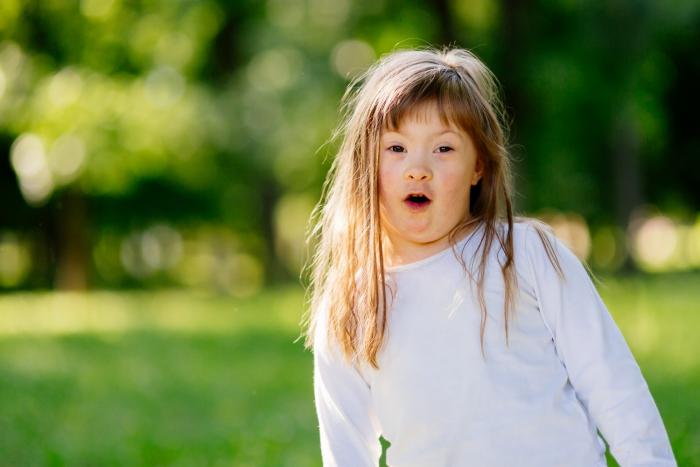 Downův syndrom může obnášet tělesné příznaky i mentální retardaci.