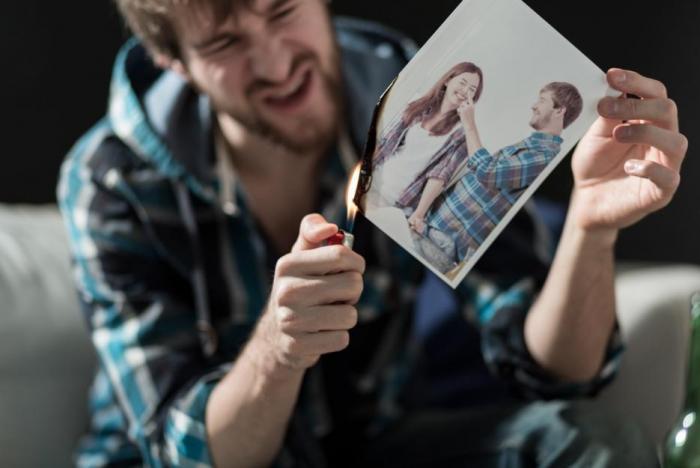 Za vztahem, který skončil, by se měla udělat důrazná tečka. Za vztahem, který skončil, by se měla udělat důrazná tečka.