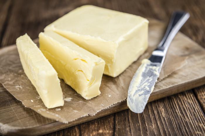 Lidé si dříve máslo vyráběli sami a my se k tomu zřejmě brzy vrátíme.