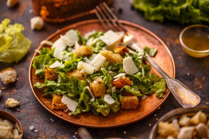 Příprava salátu Caesar je jednoduchá, jen musíš použít správné suroviny, a ne náhražky.