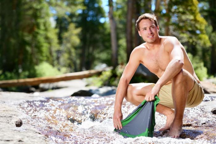 mladý muž u řeky