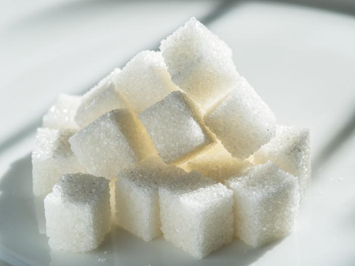 Jedním ze způsobů, jak se zbavit škytavky, je sníst kostku cukru.