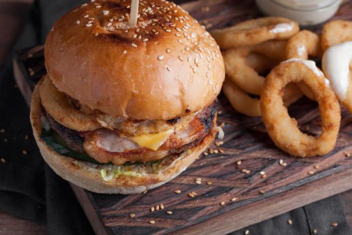 Výhoda přípravy domácího burgeru spočívá v tom, že si do něj dáš, na co máš zrovna chuť.