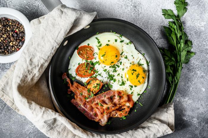 Ketogenní dieta podporuje spalování tuků, i když se nehýbeš. Ketogenní dieta podporuje spalování tuků, i když se nehýbeš.