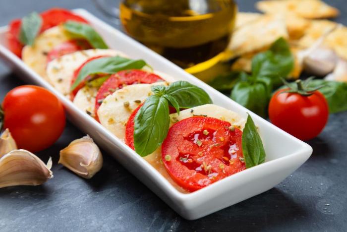 Mozzarella tě na delší dobu zasytí a rajčata s bazalkou osvěží.