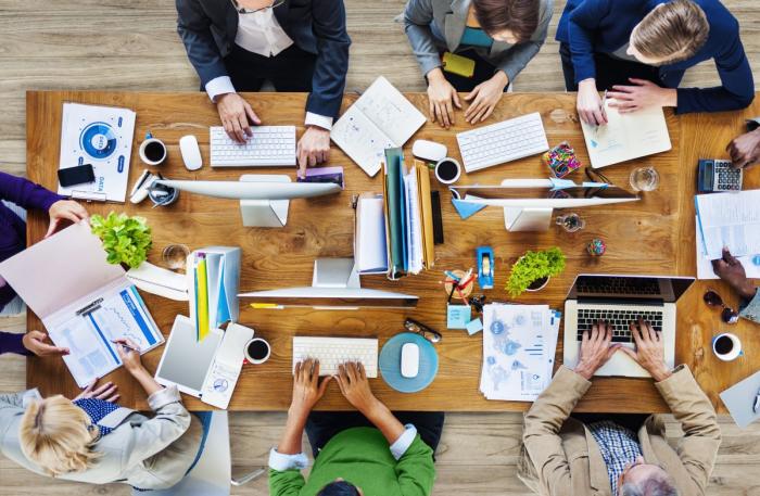 Miluješ společné brainstromingy a ranní drbání s kolegyňkama? Vykašli se na home office!