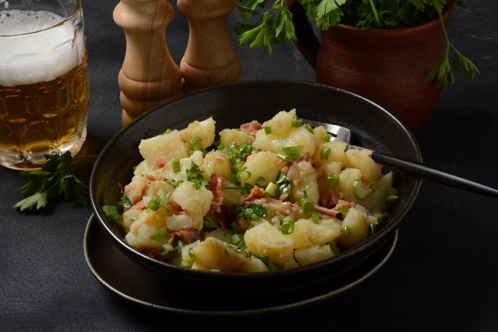 Připrav si vídeňský bramborový salát, na který už nedáš dopustit!