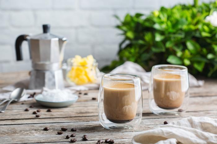 Bulletproof coffee neboli neprůstřelná káva je kvalitní káva, máslo nebo ghee a MCT olej.