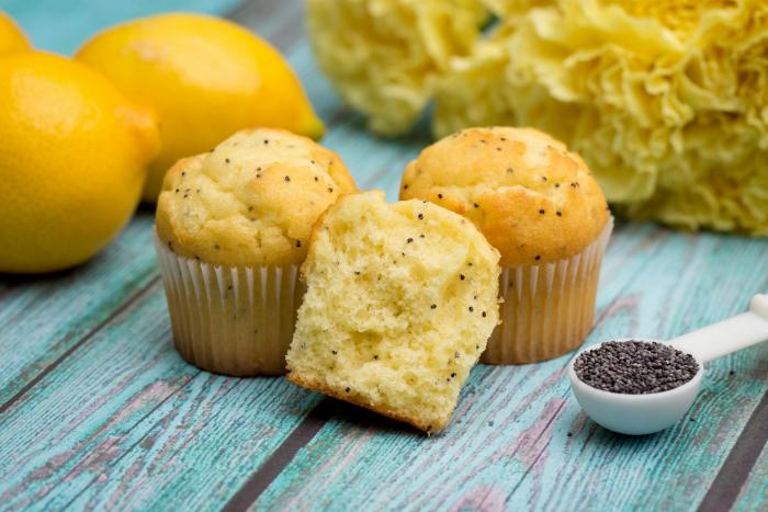 Citrónové muffiny dokážou pěkně osvěžit chuťové buňky.