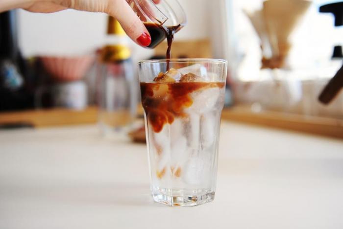 Espresso tonic vznikl ve Švédsku, odkud se šířil dál do Evropy. Espresso tonic vznikl ve Švédsku, odkud se šířil dál do Evropy.