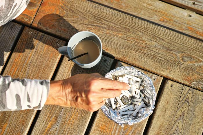 Cigaretu můžeš nahradit něčím dobrým na zub. Dočasná nadváha je pořád lepší než kouření.