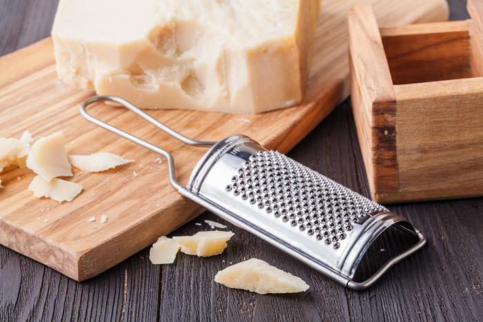 Parmazán je bohatý na bílkoviny, proto si ho můžeš bez výčitek dopřát i večer. Parmazán je bohatý na bílkoviny, proto si ho můžeš bez výčitek dopřát i večer.