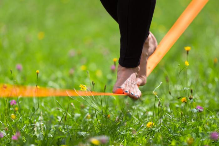 Možná sis jich všimla. V parku mezi dvěma stromy mají natažený popruh a provozují na něm akrobatické kousky. Slackline je stále populárnější.