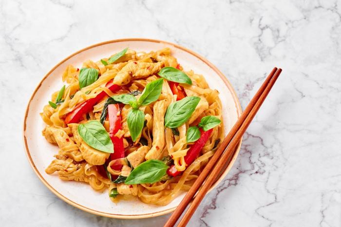 Pad thai je v Thajsku hodně oblíbené.