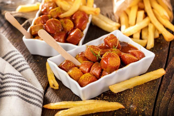 Currywurst je v Německu velmi oblíbený a seženeš ho napříč celou zemí.