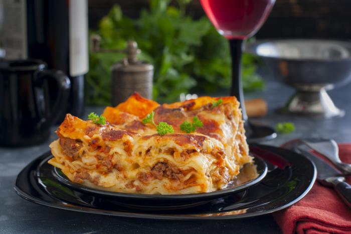 Lasagne jsou těstovinové pláty prokládané masem nebo špenátem.