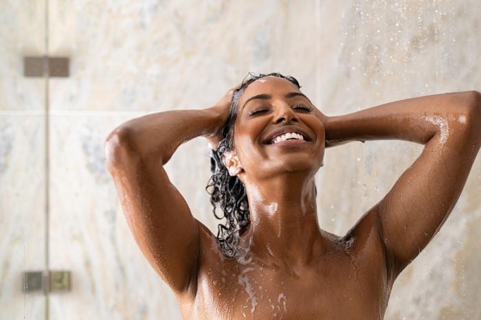 Sprchovat se několikrát denně je podle odborníků úplně špatně.