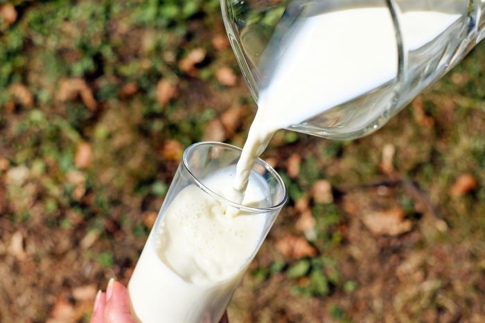 Mléko může zahleňovat, ale jedině v opravdu velkém množství. Musela bys ho vypít litry denně.