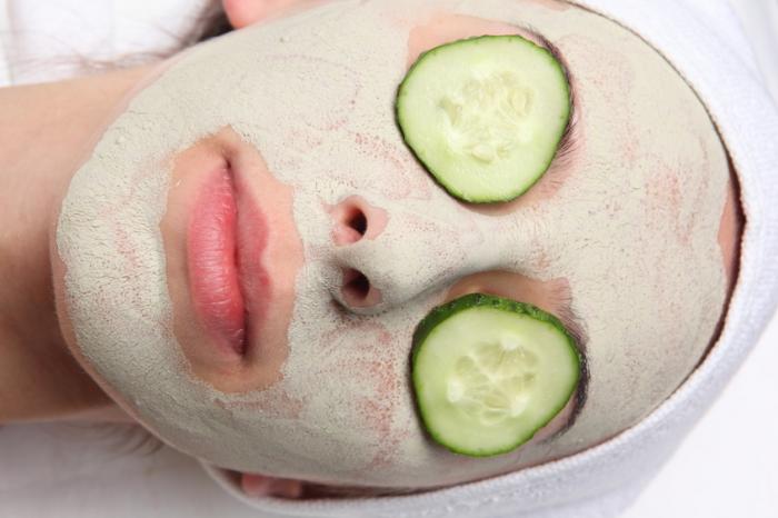 Okurka perfektně hydratuje – pamatuješ na slupky z okurky, které ti na čelo přikládala mamka?