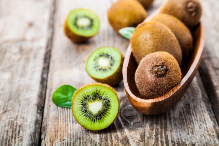 Kiwi obsahuje také vlákninu, která podporuje normální funkci metabolismu.