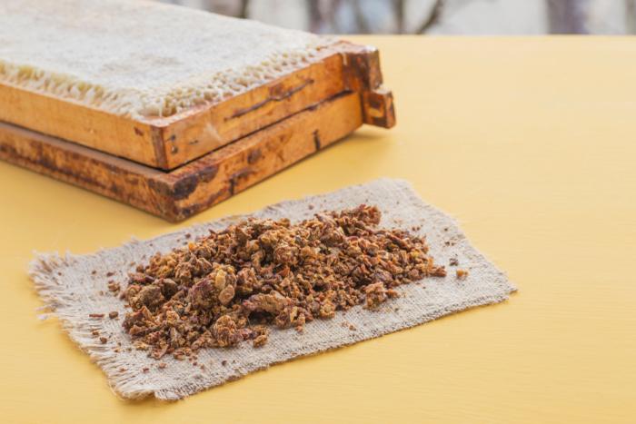 Propolis je přírodní látka, i tak si ale před použitím udělej test citlivosti.