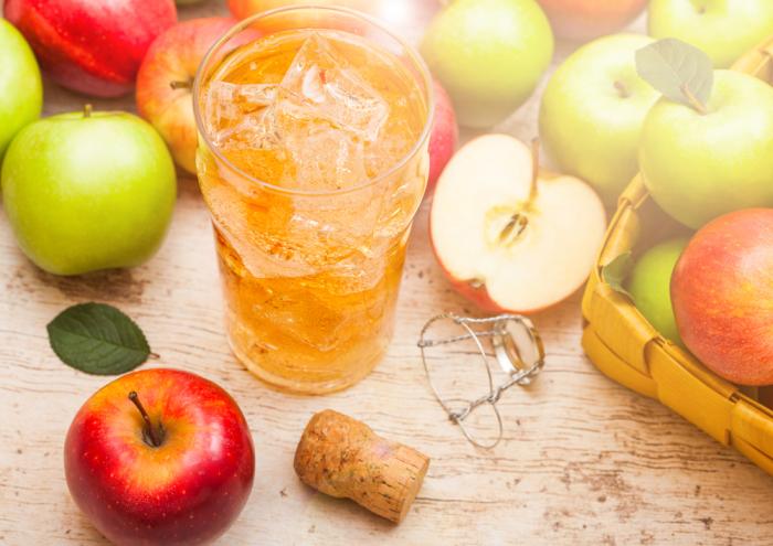 Cider se dá vyrábět z jablek, ale výrobci přidávají i jiné ovoce.
