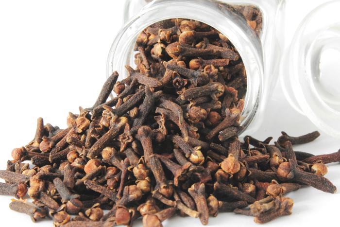 Hřebíček oživí spoustu dobrot. A olej z něj si můžeš vyrobit sama doma. Hřebíček oživí spoustu dobrot. A olej z něj si můžeš vyrobit sama doma.